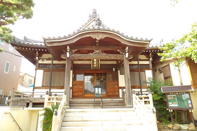 大磯町大磯にある東光院は東寺真言宗のお寺で船附山薬王寺東光院という。「新編相模国風土記稿」(天保12年(1841年)成立)にも「船附山薬王寺東光院」が見られる。本尊は薬師如来立像で12年に一度だけご開帳される。また、寅年薬師如来開帳霊場めぐり第八番札所になっている。<br /> 開山についての資料は明治時代の廃仏毀釈による散逸や火災などにで焼失したために明らかに出来ないが、鎌倉後期から江戸にかけて創建されたお寺である。<br /> 中興開山は長盛(寛永5年(1628年)寂滅)によりおこなわれたと記された文献があり、江戸時代の初期には現在は廃寺となった福寿院、千手院、塔前寺を末寺に持つまでに賑わった。<br /> 現在はその名残として末寺の福寿院が廃寺の際に移された、天保7年(1836年)の大磯宿の大火の際の供養塔(「焼死人供養塔」)があり、大磯の歴史に触れることが出来る。<br /> 船附山の山号で分かるように、港町大磯に寄り添ってきた歴史があり、現在でも年に 一度大磯漁港でのお魚供養を執り行っている。<br /> 庫裡玄関には「東光密院」の表札が残っている。天保12年(1841年)以前のものか、あるいは近代になってから「東光密院」を名乗った時期があったのだろう。<br />(表紙写真は東光院本堂)