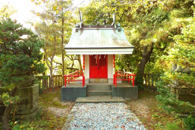 　大磯町の大磯宿南本町に鎮座する愛宕神社は大磯宿の火防の神として火具土命（かぐつちのみこと）を祭る神社である。境内には由来や縁起を記載した看板はなく、建立年は不詳である。<br />　西南の役（明治10年（1867年））後の明治18年（1885年）に、松本順が大磯海水浴場を開設し、大磯が別荘地となって行く。そんな中、明治23年（1890年）に、三菱財閥の二代目社長・岩崎弥之助の別荘の建設（現・エリザベスサンダースホーム）によって、JR大磯駅南側丘陵の最高地点に鎮座していた愛宕神社が、切通の掘削に伴い西寄りの現社地に遷座した。この地は大磯宿茶屋町と呼ばれているようだ。<br />　「靖献」と刻まれた戦没碑も共に現在地に移っているというが見当たらなかった。この切通には戦時中に神社の反対側に防空壕が掘られている。有力者の別荘地には防空壕はあっただろうから、大磯町の一般の町民が米軍機が来襲した時に避難するためのものであろうか？<br />　切通にある階段を上ると反対側に境内が伸び、奥に小さな鉄筋コンクリート製の社殿がある。1間にも満たない社殿なら木造でも造り易いであろうが、鉄筋コンクリート製でも同様であろう。おそらくは鉄筋コンクリート製の社殿が流行った昭和40年代の再建であろう。<br />（表紙写真は愛宕神社社殿）