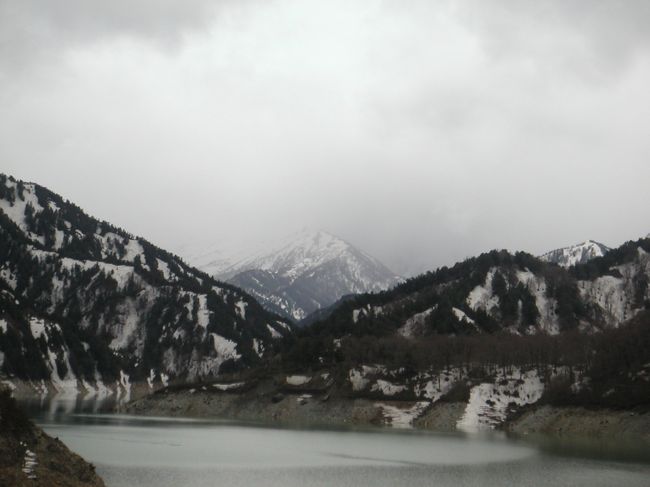 バスツアー名:立山黒部アルペンルートの1泊旅行<br />ツアー会社:クラブツーリズム<br />旅行日:2004年5月10〜11日<br />コース:<br /><1日目>東京→黒部ダム→室堂→立山→富山<br /><2日目>富山→宇奈月→黒部峡谷トロッコ電車で釣鐘へ→東京<br />宿泊地:富山市(富山マンテンホテル)<br /><br />★ダムの放水が見られなかったのが残念ですが、黒部峡谷トロッコ電車の旅は、とてもよかったです。また違う季節に行きたいと思います。