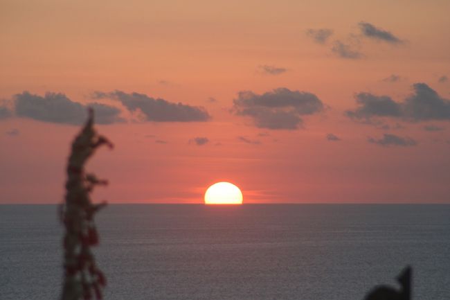 今年の夏休みはバリ島に行ってきました。これまでバリ島に行ったことがなかったんですが、僕の周りには行ったことのある人が結構多い。しかも神々の島とか呼ばれている。これは気になる。実はインドネシアって人口は世界で4番目、イスラム教国家としては世界最大の国なのね。バリ島に限ってはヒンドゥー教ですが。