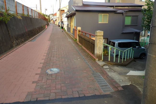 　JR東海道本線の大磯駅は町の中心からやや離れている。旧東海道はJR大磯駅の南で大きく海側に膨れているためである。<br />　JR大磯駅からは西に県道134号線に続く道路、南にさざんか通り、南西に聖ステパノ学園−大磯小沿いに鴫立沢に出る道路を下りて町（かつての大磯宿）に出られる。しかし、JR東海道本線沿いにも道路が通っている。<br />　JR大磯駅からJR平塚駅側には線路下を潜る形で道路が何本は通っているが、JR二宮駅側には東小磯跨線橋などもある。大磯小正門脇には線路のガード下を通れるが、大磯中から北上する道には「夢の地下道」と名付けられた線路下をスパイラルで上り下りする歩行者地下道が造られている。「夢の…」は大袈裟ではあるが、線路の北側の東小磯から大磯中に通う生徒の通学路として造られたのであろう。この「夢の地下道」（「ゆめのちかみち」と読むようだ）を潜ってどこまでも北上すると（平塚テレビ中継放送所がある）湘南平（平塚市）を潜ってどこまでも北上すると（平塚テレビ中継放送所がある）湘南平（平塚市）に至る。<br />　大磯小の傍には廃院になったクリニックや大きな鋏の刃が動く仕掛けの床屋があった。<br />（表紙写真はJR東海道本線脇の富士見橋）