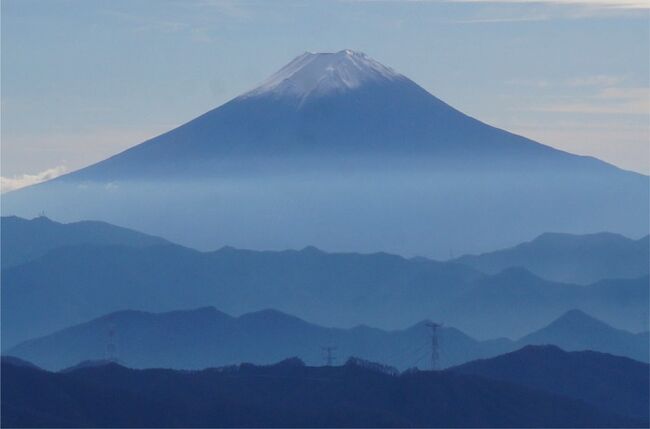 秋の山歩きは、まだ続きます。2000ｍ級の山の紅葉は終わってしまったけど、<br />もうすぐ雪に閉ざされるその前に・・・と大菩薩嶺に行ってきました。<br />天気予報を注視しつつ、今回は 山梨県だったので、吉祥寺の友人夫妻も誘って４人で出かけました。<br />11月下旬とは思えない位の風のない穏やかな晴天の中 美しい冠雪の富士山を見ながらの<br />楽しいトレッキングでした。<br />下山後は、温泉に入り、山梨名物のほうとうを食べ、大満足の一日でした。<br /><br />表紙画像は、大菩薩嶺手前 雷岩から見た富士山