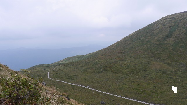 ２日目は秋田駒ヶ岳登山。男岳、男女岳、女岳からなる山で駒ヶ岳八合目バス停を拠点に一周するような登山コースを組んだ。<br /><br />２日目<br />玉川温泉8:16～田沢湖畔9:16　【田沢湖】ほか<br />田沢湖畔10:17～駒ヶ岳八合目11:04<br />【駒ヶ岳（男岳・男女岳・横岳・焼森）登山】<br />駒ヶ岳八合目～高原温泉郷　プラザホテル山麓荘宿泊