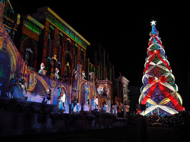 クリスマスイベントが始まったUSJへ行ってきました。<br />今回の目的はリニューアルされた「天使のくれた奇跡?」を見ること。<br /><br />3週間前にローチケで鑑賞エリアのチケット購入していきました。<br />3週間前でUSJの公式HPのチケット販売はすでに17時半の回が完売していました。ローチケは手数料がかかるので残っていたようです。<br /><br /><br />