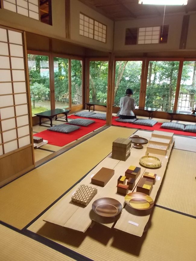 「明日は、何処か・・・ドライブ!にでも、出掛けよう」と、 関東一円を 探す。も、「コレ!と 云った・・・場所。が 見つからない」 私達・・・老夫婦。<br />結局、「明日は、一応、出掛ける。つもり。 だけど・・・決まらない」まま、眠るコト!にした。 (笑)<br />早朝・・・、真っ暗!な ベッドで、「起きてるか〜っ ? 今日は、 小田原にでも、行ってみようか〜」と 旦那様。<br />「もう〜、 行き場・・・が 出た!だけ。でも 良し!と、しよう」。<br /><br />そう!云えば・・・「小田原」って、 伊豆。箱根方面・・・の 旅!では、通過すること。が ほとんど。<br />久しぶり!に 小田原の 旅。に 行ってみよう〜。<br />ーーーーーーーーーーーーーーーー<br />そして、『 小田原 観光案内所 』 で、教えてもらった 『 小田原 板橋・別荘群地区 』 を 今日は、歩くコト!に しました。<br /><br />実は、 今年の3月に 私は、小田原の お隣! 『湘南・大磯 別邸巡り』 を した。のですが、<br />http://4travel.jp/travelogue/11004524 <br />別荘の 建物!は ほとんど、残っておらず、何も、見られず終い・・・で、 ガッカリ!してしまった 経験。が あるのです。 <br />そう〜、(「8人もの・・宰相」が 大磯に、別荘を構えていた・・・にも 関わらず)。<br /><br />だから、「温暖な 気候!の 小田原にも、 大昔に 活躍した!偉人たちが 別荘を 構えていた」は、 すぐに、納得。<br />そんな、 建物・・・を 探し、歩いてみました。<br /><br />ただ・・・、コチラ!も 「パンフレットでは、○○邸」な〜んて、書かれてた。が、 到着してみたら、「現在は、 見られない。 建物は 無い」など・・・も かなり、あったりして。。。(涙)<br />でも、「日本の 電力王 ーー 松永 安佐ヱ門の 『 老欅荘 (ろうきょそう)』(入場 無料)」。<br />また、 板橋地区!の 元・醤油醸造 『 内野家・住宅 』 も、ドチラ!も 見応え!が あって、 「二軒・・・の おウチ! 拝見」を、 楽しみました。<br />ーーーーーーーーーーーーーー<br />「温暖な、相模湾を 囲む!沿岸 湘南・一帯は、明治期・・・から、別荘・保養地」。<br />往時・・・、首都圏で、活躍した 政財界人。文化人ら。は、 古美術品を収集し、庭園を築き、 交流の場として、発展。『 邸園文化 』 が、花開いた。<br />文化面では、「小田原は、 茶の湯!総本山」の 誉!も 高く、<br />それぞれが、意匠を凝らして、別邸に 構えた! 「茶室」で くつろぐ・・・偉人たち。の 心を 大い!に 癒したのだそう。<br /><br />今日は、 行かれませんでしたが、 小田原城・・・の 側 『 清開亭 ( 旧 黒田長城 別邸 )』 も、入場無料!で 見られるんだそう。<br />ソチラ!にも 是非、お立ち寄り・・・ください。<br /><br />「大磯」で 見るコト・・・の 出来なかった 「湘南 別邸巡り」を 思いがけず・・・「小田原」で 出来たコト!は、 何だか、とても、嬉しかったデス。<br />『 城下町!小田原 別邸散歩 』 を ご覧頂きます。