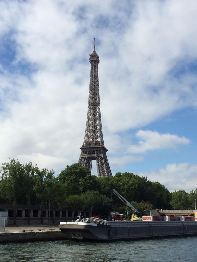 5日目パリ観光<br />パリに行ったら一番やりたい事リストの一つが、<br />セーヌ川クルーズ！お天気もよく最高<br /><br />時間に追われることがないので、余裕のスケジュール