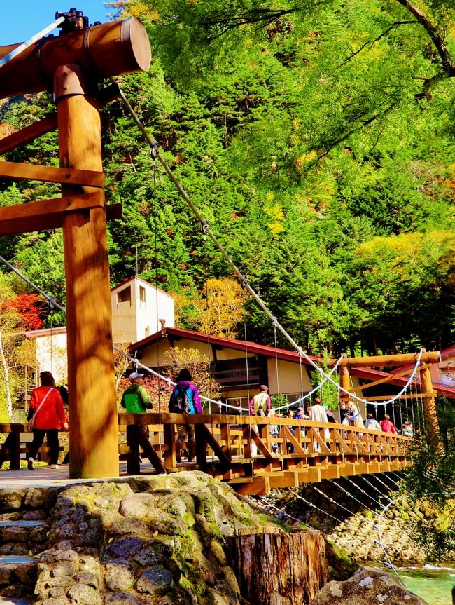 河童橋（かっぱばし）とは、長野県松本市安曇上高地の梓川に架かる木製の吊橋。<br />1891年（明治24年）に初めて橋が架けられた。全長37m、幅3.1m、長さ36.6mのカラマツ製の橋。中部山岳国立公園内の標高約1,500mに位置する。この橋から穂高岳、焼岳などの山々を望むことができる。上高地を象徴するシンボルの一つである。毎年4月27日にアルペンホルンの演奏と共に橋の袂で『上高地開山祭』が開催されている。11月15日には、『上高地閉山祭』が開催されている。ケショウヤナギの巨木が周辺の河畔に群生している。<br /><br />河童橋という名前の由来には諸説あり、昔ここに、河童が住みそうな深い淵があったため。<br />まだ橋のなかった時代、衣類を頭に乗せて川を渡った人々が河童に似ていたから。などがある。<br />　（フリー百科事典『ウィキペディア（Wikipedia）』より引用）<br /><br />瞳を潤わせる上高地の風景 <br />河童橋といえば上高地、上高地といえば河童橋。上高地の中心にあってシンボル的存在ともいえる河童橋は、上高地バスターミナルから徒歩5分の場所にあります。その橋上から望む穂高連峰や焼岳、梓川の水面、緑に萌えるケショウヤナギの風景は、訪れる人の心をとらえてやみません。5月連休や夏季、紅葉の季節には旅人が多く訪れ、河童橋付近は「上高地銀座」とも呼ばれるほどにぎわいます。<br />（　http://www.kamikochi.or.jp/spots/kappa-bashi/　　より引用）<br /><br />上高地（かみこうち）とは、長野県西部の飛騨山脈南部の梓川上流の景勝地である。<br />中部山岳国立公園の一部ともなっており、国の文化財（特別名勝・特別天然記念物）に指定されている。標高約1,500m。全域が松本市に属する。温泉があり、穂高連峰や槍ヶ岳の登山基地ともなっている。<br /><br />上高地は、飛騨山脈（北アルプス）の谷間（梓川）にある、大正池から横尾までの前後約10km、幅最大約1kmの堆積平野である。かつて岐阜県側に流れていた梓川が焼岳火山群の白谷山の噴火活動によってせき止められ池が生じ、そこに土砂が堆積して生まれたと考えられている。狭義にはこの平野のうち、観光名所として知られる河童橋の周辺だけを指す場合もある。この高度でこれほどの広さの平坦地は、日本では他に例が少ない。<br /><br />気候的に山地帯（落葉広葉樹林帯）と亜高山帯針葉樹林の境界線付近の高度に位置しているため、ブナ・ミズナラ・シナノキ・ウラジロモミ・シラビソ・トウヒなど、両者の森林の要素が混在し、更にヤナギ類やカラマツを中心とする河川林や湿原が広がるなど、豊かな植生で知られている。<br />（フリー百科事典『ウィキペディア（Wikipedia）』より引用）<br /><br />上高地　については・・<br />http://www.kamikochi.or.jp<br /><br />『上高地たっぷり約150分と立山黒部アルペンルート 2日間』<br />気軽にひとり旅 大自然に出かけよう　1名1室同旅行代金 <br />1 新宿駅(7:30発)-【特急あずさ号】- --松本駅-【移動約90分】-上高地（たっぷり約150分散策）-【移動約120分】-白川郷（世界遺産の合掌造り集落/60分）-【移動約100分】-富山（泊）(19時到着) <br />宿泊 ： オークスカナルパークホテル富山 076-432-2000  <br /> <br />2 富山(7:45出発)-【移動約15分】-立山（世界屈指の山岳観光ルートを横断！）-【移動約90分】-美女平-【移動約30分】-室堂（たっぷり約120分散策）--大観峰（ロープウェイで絶景！空中散歩）--黒部平--黒部湖--黒部ダム-【移動約20分】-扇沢-【移動約80分】-松本駅-【特急あずさ・禁煙席】- --新宿駅(21:06着) <br />