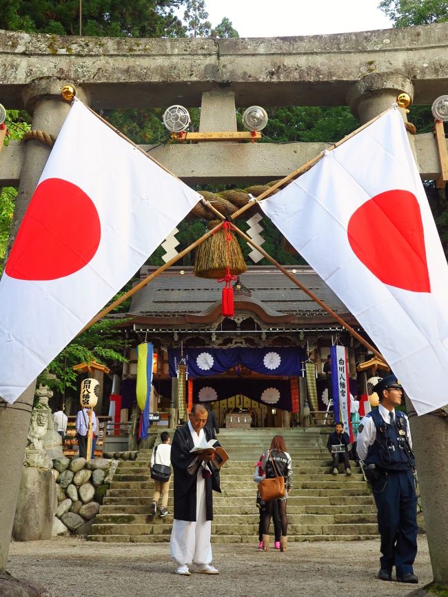 白川八幡神社(しらかわはちまんじんじゃ)は、岐阜県大野郡白川村にある神社である。<br />世界遺産の白川郷にある神社である。かつての白川郷は飛騨国の庄川流域一帯のことであり、1875年(明治8年)、尾神村(御母衣ダムで水没)以北の「下白川郷」23ヶ村が白川村、海上村(御母衣ダムで水没)以南の「上白川郷」18ヶ村が荘川村(現高山市)になっている。白川八幡神社は、かつては上白川郷と下白川郷、計41ヶ村の産土神とされていた。毎年10月、どぶろく祭りが行われる。(フリー百科事典『ウィキペディア(Wikipedia)』より引用)<br /><br />どぶろく祭<br />白川郷では毎年、9月の終わりから10月にかけて、五穀豊穰・家内安全・里の平和を山の神様に祈願する「どぶろく祭」が盛大に行われます。<br />白川村の神社で、御神幸、獅子舞、歴史と民話にまつわる民謡や舞踊などの神事が繰り広げられる、歴史と伝統ある白川郷ならではの祭り。その名のとおり、祭礼に神酒として「どぶろく」が用いられ、人々にも振る舞われるのが最大の特徴です。<br />「どぶろく」は、古くから受け継がれてきた独特の技法をもって、雪に埋もれた1月下旬に神社酒蔵で造りこまれます。「どぶろく」は、和銅年間(約1300年前)頃から、すでに祭礼用として用いられていたと伝えられています。 (http://shirakawa-go.org/kankou/guide/487/ より引用)<br /><br />白川郷(しらかわごう)は、岐阜県内の庄川流域の呼称である。<br />大野郡白川村と高山市荘川町(旧荘川村)および高山市清見町(旧清見村)の一部に相当し、白川村を「下白川郷」、他を「上白川郷」と呼ぶ。今日では白川村のみを指すことが多い。白川郷の荻町地区は合掌造りの集落で知られる。独特の景観をなす集落が評価され、1976年重要伝統的建造物群保存地区として選定、1995年には五箇山(相倉地区、菅沼地区)と共に白川郷・五箇山の合掌造り集落として、ユネスコの世界遺産(文化遺産)に登録された。「世界遺産白川郷合掌造り保存財団」などがその保存にあたっている。毎年2月頃の週末には夜間ライトアップが行われる。 (フリー百科事典『ウィキペディア(Wikipedia)』より引用)<br /><br />白川郷については・・<br />http://www.shirakawa-go.gr.jp/top/<br />http://shirakawa-go.org/kankou/<br /><br />『上高地たっぷり約150分と立山黒部アルペンルート 2日間』<br />気軽にひとり旅 大自然に出かけよう 1名1室同旅行代金 <br />1 新宿駅(7:30発)-【特急あずさ号】- --松本駅-【移動約90分】-上高地(たっぷり約150分散策)-【移動約120分】-白川郷(世界遺産の合掌造り集落/60分)-【移動約100分】-富山(泊)(19時到着) <br />宿泊 : オークスカナルパークホテル富山 076-432-2000 <br /> <br />2 富山(7:45出発)-【移動約15分】-立山(世界屈指の山岳観光ルートを横断!)-【移動約90分】-美女平-【移動約30分】-室堂(たっぷり約120分散策)--大観峰(ロープウェイで絶景!空中散歩)--黒部平--黒部湖--黒部ダム-【移動約20分】-扇沢-【移動約80分】-松本駅-【特急あずさ・禁煙席】- --新宿駅(21:06着)