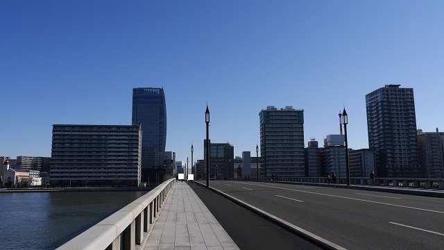 18きっぷの旅。初日は新潟市内のホテルに宿泊。チェックイン前に夜景スポットを巡る。2日目、新潟市内観光。博物館等をまわる予定だったが年末の休業期間に入っていた。観光を終えた後は羽越線を北に進み、山形県のあつみ温泉の旅館に向かった。<br /><br />2日目<br />新潟市内観光<br />新潟~あつみ温泉 かしわや旅館宿泊
