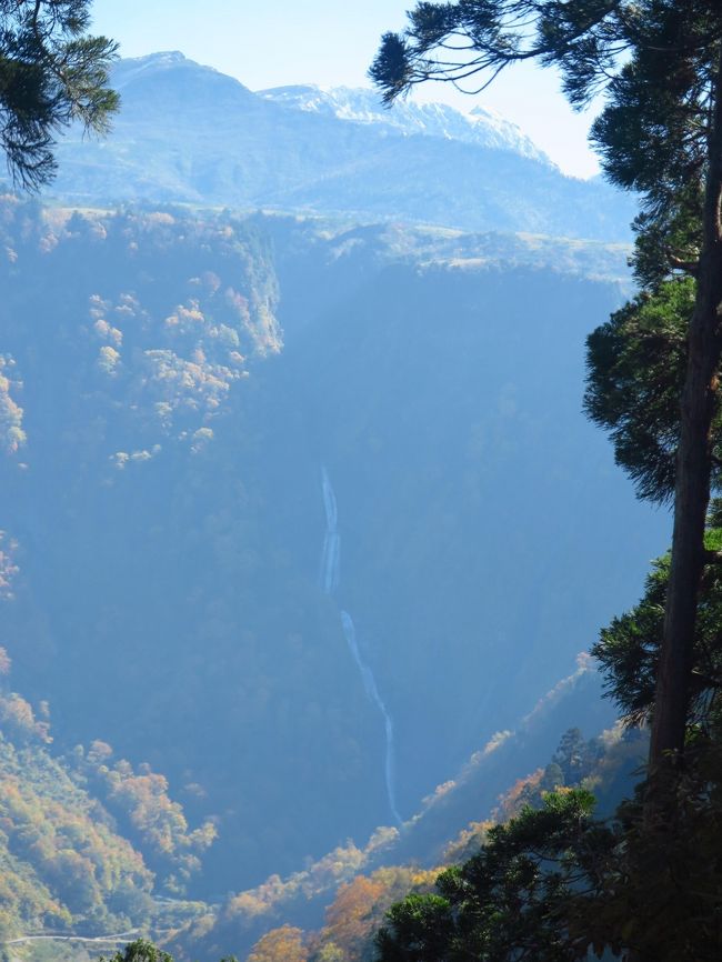 称名滝（しょうみょうだき）は、富山県中新川郡立山町にある立山連峰を源流とする滝。弥陀ヶ原台地から一気に流れ落ち、称名川となった後に常願寺川へ注ぎ込む。<br /><br />称名滝は、350 mという日本一の落差を誇る四段構成の滝である。国指定の名勝および天然記念物であり、日本の滝百選に選定されている。名称は、法然が滝の轟音を「南無阿弥陀仏」という称名念仏の声と聞いたことに由来すると伝えられている。<br />雪解け水が多く流れ込む春などには、称名滝の右側にハンノキ滝が現れて、2つの滝が流れ落ちる。また、特に流量が増した場合には、ハンノキ滝の右側にソーメン滝も現れて、3つの滝が並んだ光景を見ることができる。ハンノキ滝の落差は497 mで、350 mの称名滝よりも大きいものの、いつも存在している滝ではないとして、日本一の落差の滝として認められないことも多い。<br />（フリー百科事典『ウィキペディア（Wikipedia）』より引用）<br /><br />立山黒部アルペンルートは、富山県中新川郡立山町の立山駅（富山地方鉄道）と、長野県大町市の扇沢駅（関電トンネルトロリーバス）とを結ぶ交通路であり、国際的にも大規模な山岳観光ルートである。1971年（昭和46年）6月1日全通。<br /><br />立山駅から扇沢駅までは、ほぼ西から東に 25 km 足らずの直線距離だが、最大高低差は 1,975 m あり、ルート内の交通機関として、立山連峰の景観を望む立山ロープウェイ、全線地下式のケーブルカー、黒部ダム建設に用いられたトンネルを通るトロリーバス、日本国内一の堤高を持つ黒部ダムの堰堤上の徒歩での移動など、様々な乗り物を乗り継いで移動する。そのほぼ全区間が中部山岳国立公園内にあり、飛騨山脈・立山連峰を貫き、黒部ダムなどのいくつもの景勝地を通る。本ルートは4月半ばから開通し、11月半ばに閉鎖される。<br />立山駅 - 美女平駅：立山黒部貫光立山ケーブルカー<br />美女平駅 - 室堂駅：立山黒部貫光立山高原バス<br />室堂駅 - 大観峰駅：立山黒部貫光無軌条電車線（立山トンネルトロリーバス）<br />大観峰駅 - 黒部平駅：立山黒部貫光立山ロープウェイ<br />黒部平駅 - 黒部湖駅：立山黒部貫光黒部ケーブルカー<br />黒部湖駅 - 黒部ダム駅：黒部ダム堰堤上を徒歩連絡<br />黒部ダム駅 - 扇沢駅：関西電力（関電トンネルトロリーバス）<br />（フリー百科事典『ウィキペディア（Wikipedia）』より引用）<br /><br />立山黒部アルペンルート　　については・・<br />http://www.alpen-route.com/<br /><br />『上高地たっぷり約150分と立山黒部アルペンルート 2日間』<br />気軽にひとり旅 大自然に出かけよう　1名1室同旅行代金 <br />2 富山(7:45出発)-【移動約15分】-立山（世界屈指の山岳観光ルートを横断！）-【移動約90分】-美女平-【移動約30分】-室堂（約120分散策）--大観峰（ロープウェイで絶景！空中散歩）--黒部平--黒部湖--黒部ダム-【移動約20分】-扇沢-【移動約80分】-松本駅-【特急あずさ】- --新宿駅(21:06着) 
