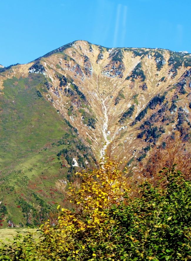 弥陀ヶ原（みだがはら）は富山県中新川郡立山町芦峅寺（あしくらじ）にある活火山で高原。中部山岳国立公園内にあり、標高は1,600mから2,000m程度。高原上を立山黒部アルペンルートの立山有料道路が通る。2012年（平成24年）7月3日、ラムサール条約に登録された。<br /><br />弥陀ヶ原は立山の麓から常願寺川水系称名川の左岸にかけて、東西4km、南北2kmに広がる溶岩台地で、浸食カルデラである。この大規模な高原の存在が、立山の雄大さの一つの要因である。高所に位置するため、11月頃から7月頃まで雪に覆われる。夏には川が流れ、餓鬼の田（池塘）が数多く存在する高原湿地であるため多種の高山植物が見られる。高度が低くなると樹木が増えてくる。秋には周辺の山々とも合わさり雄大な紅葉が見られる。<br />（フリー百科事典『ウィキペディア（Wikipedia）』より引用）<br /><br />立山黒部アルペンルートは、富山県中新川郡立山町の立山駅（富山地方鉄道）と、長野県大町市の扇沢駅（関電トンネルトロリーバス）とを結ぶ交通路であり、国際的にも大規模な山岳観光ルートである。1971年（昭和46年）6月1日全通。<br /><br />立山駅から扇沢駅までは、ほぼ西から東に 25 km 足らずの直線距離だが、最大高低差は 1,975 m あり、ルート内の交通機関として、立山連峰の景観を望む立山ロープウェイ、全線地下式のケーブルカー、黒部ダム建設に用いられたトンネルを通るトロリーバス、日本国内一の堤高を持つ黒部ダムの堰堤上の徒歩での移動など、様々な乗り物を乗り継いで移動する。そのほぼ全区間が中部山岳国立公園内にあり、飛騨山脈・立山連峰を貫き、黒部ダムなどのいくつもの景勝地を通る。本ルートは4月半ばから開通し、11月半ばに閉鎖される。<br />立山駅 - 美女平駅：立山黒部貫光立山ケーブルカー<br />美女平駅 - 室堂駅：立山黒部貫光立山高原バス<br />室堂駅 - 大観峰駅：立山黒部貫光無軌条電車線（立山トンネルトロリーバス）<br />大観峰駅 - 黒部平駅：立山黒部貫光立山ロープウェイ<br />黒部平駅 - 黒部湖駅：立山黒部貫光黒部ケーブルカー<br />黒部湖駅 - 黒部ダム駅：黒部ダム堰堤上を徒歩連絡<br />黒部ダム駅 - 扇沢駅：関西電力（関電トンネルトロリーバス）<br />（フリー百科事典『ウィキペディア（Wikipedia）』より引用）<br /><br />立山黒部アルペンルート　　については・・<br />http://www.alpen-route.com/<br /><br />『上高地たっぷり約150分と立山黒部アルペンルート 2日間』<br />気軽にひとり旅 大自然に出かけよう　1名1室同旅行代金 <br />2 富山(7:45出発)-【移動約15分】-立山（世界屈指の山岳観光ルートを横断！）-【移動約90分】-美女平-【移動約30分】-室堂（約120分散策）--大観峰（ロープウェイで絶景！空中散歩）--黒部平--黒部湖--黒部ダム-【移動約20分】-扇沢-【移動約80分】-松本駅-【特急あずさ】- --新宿駅(21:06着) 