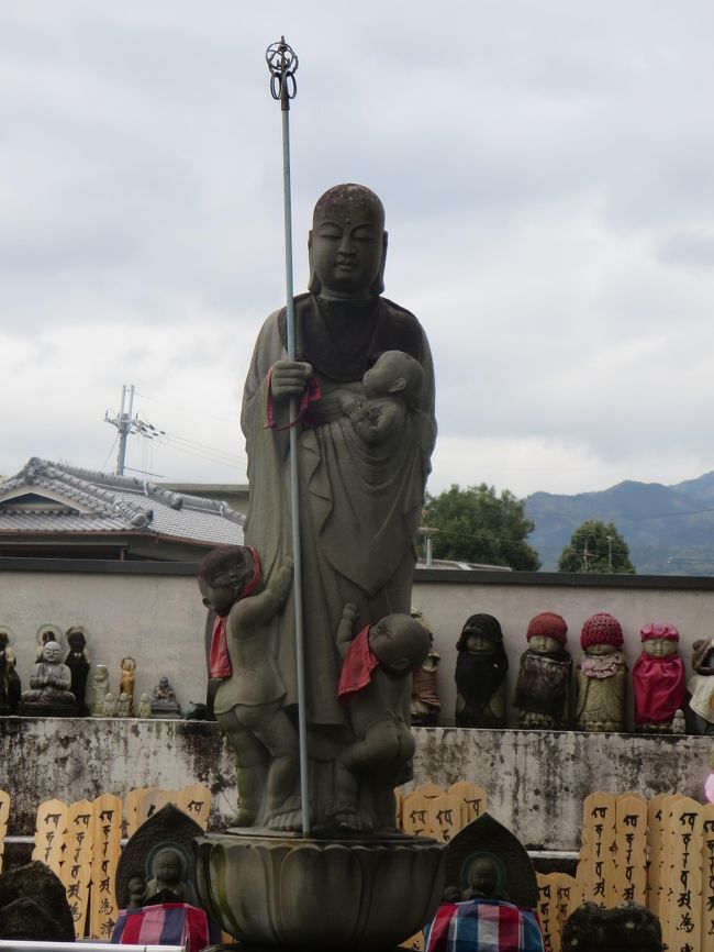 朝起きて、青空を見て「そうだ！帯解寺に行ってこよう！」と思いたち、そそくさと準備をして出かけました。<br /><br />家を出る時は、晴れていたのに、やっぱり「曇り女」なのか、今にも降りだしそうな空・・・。<br />でも、結局雨にあわずに、お参りできました♪