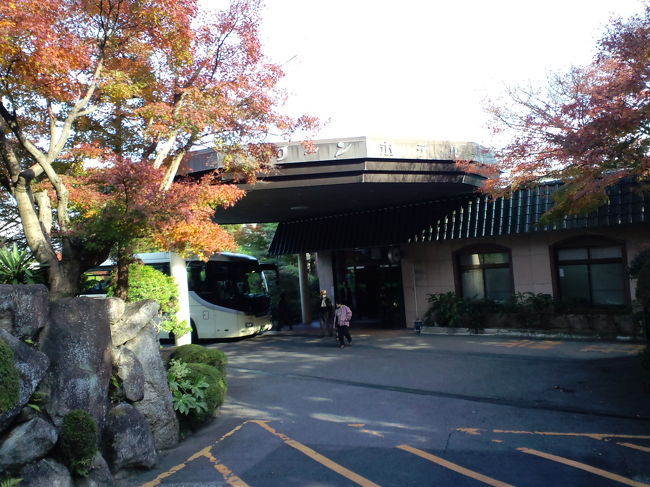 よく中華料理を食べる、大和郡山の「ニュー北京」で、プレゼントキャンペーンをしていたので、それに応募したら、ラッキー賞が当たった。それが、湯の山温泉&椿大神社(つばきおおかみやしろ)への日帰りバス旅行だった。<br /><br />「豪華な昼食」と「なみなみとした浴槽いっぱいの温泉でこころまで温める」という誘い文句に惹かれて、湯の山グリーンホテルで昼食をとり、大浴場「ひすいの湯」で1時間程温泉を楽しんだ。食事は合格点、大浴場の雰囲気、清潔さもまずまずなのだが、時間を決められての入浴は、気忙しい。<br /><br />相棒の家内は、気に入った温泉に行くと、「2時間は入るわよ」と超我儘な方なので、懲り懲りだと言うかと思ったら、この日帰り旅行が気に入った模様。費用が一人5,940円という格安なのが、納得の理由か?30年以上も連れ添っていながら、その価値判断の基準がいまひとつ分からない。<br /><br />この旅行には、もう一つの小旅行が付録として追加されることになった。<br /><br />JR奈良駅で解散になったが、王寺行きの電車に急いで飛び乗った。王寺まで帰るので、それで良いのだが、何か雰囲気が違う!その電車は、天理、三輪、桜井、香久山、畝傍、大和高田を経由して、王寺に向かったのだ。万葉まほろば線の電車の本数はそれほどないので、とりあえずその電車で王寺まで帰った。大和路線で帰れば、15分も掛からないのに、1時間掛けての小旅行だ。但し、車窓からの景色は闇に遮られ、楽しむことができない。<br /><br />私達の関心は、その電車で王寺に行けば、一体いくら掛かるのか、に移った。路線バスでよく見掛ける料金表がその電車にも付いており、大和路線を使えば、300円で済むのに、大和高田では、500円を超えている。最終的には、「倍ぐらいになるだろうな」と考えていたら、王寺の一つ手前の駅・畠田駅を過ぎると、その電工掲示板が奇妙な動き方をした。奈良乗車が300円に値下げされたのだ。<br /><br />「これは使える!」と小躍りした。次回奈良に行くときは、この逆のルートを選び、ちゃっかりと車窓からの景色を堪能できる。<br /><br />終わり良ければ、全て良し!いいことを教えてもらったと、ご満悦で帰宅しました。<br />