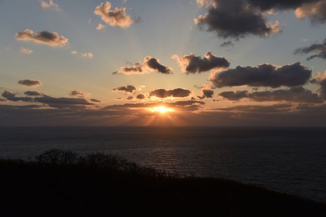 3日目は十二湖を散策して一路津軽半島へ向かう。<br />この日は朝から雨で途中の奇岩のあたりは土砂降りでした。<br />十三湖につく昼前には雨はあがり青空が広がります。<br />お昼は湖畔でしじみラーメンをいただき、龍飛岬に向かいます。<br />十三湖から龍飛に向かう道は風光明媚でした。日本海きれいです。<br />青函トンネル記念館では、当時の苦難を物語る坑道体験など見どころいっぱい。<br />竜飛岬は16時過ぎに到着。夕景が美しかった。<br />階段国道もあって楽しめます。<br /><br />写真は竜飛岬からの夕日<br /><br />