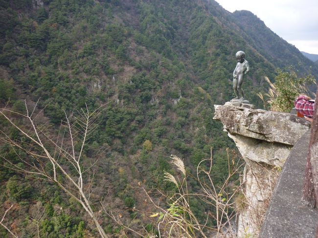 バリ旅行の時に　「年に一週間だけ使える別宅あって、11月後半行くんだけど〜」と聞いた！<br />まさに私の誕生日に合わせたよう〜笑<br />人数に余裕があったので、参加させてもらった。<br /><br />11月は2度の関西・・・<br />旅費節約ため〜行きは、ＬＣＣの格安チケットで！<br />が、帰りは、伊丹から  日曜なので　ちょっと高かった！<br /><br /><br /><br />