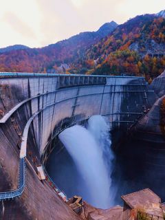 立山黒部アルペンルート13  黒部ダム  観光放水/本年最終日に　☆巨大水流、多方面から