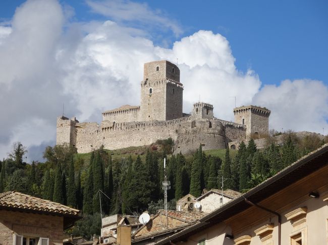 「ロッカ・マッジョーレ」は「イタリア中部」の「アッシジ」の「町の頂」にある「中世」に建てられた「大要塞」です。<br /><br />「ロッカ・マッジョーレ」からは「アッシジの街」が「一望」できます。
