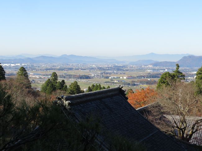 <br />　今日もいい天気、そうだ滋賀県に行こう。　<br /><br />　湖東三山の紅葉は？　信楽の里も行きたいしどちらにするか迷いました<br /><br />　自宅を出たときは暗かったですが、早朝にも関わらず電車は通勤のサラリーマン・学生で一杯<br /><br />　草津駅で下車する心算でしたがホームの学生で一杯なので断念し<br /><br />　ＪＲ能登川駅で下車して、湖東三山へ向かう事にしました<br /><br />　<br />　　　　能登川駅〜百済寺〜東光寺〜永源寺〜近江八幡駅<br /><br />　途中寄り道しながら紅葉を楽しみながら近江路をサイクリング<br /><br />　好天気に恵まれ満足な一日でした<br /><br /><br /><br /><br /><br /><br /><br /><br />　表紙　　　　　　　　　　　　　　　　　　　百済寺の遠望台から望む近江平野