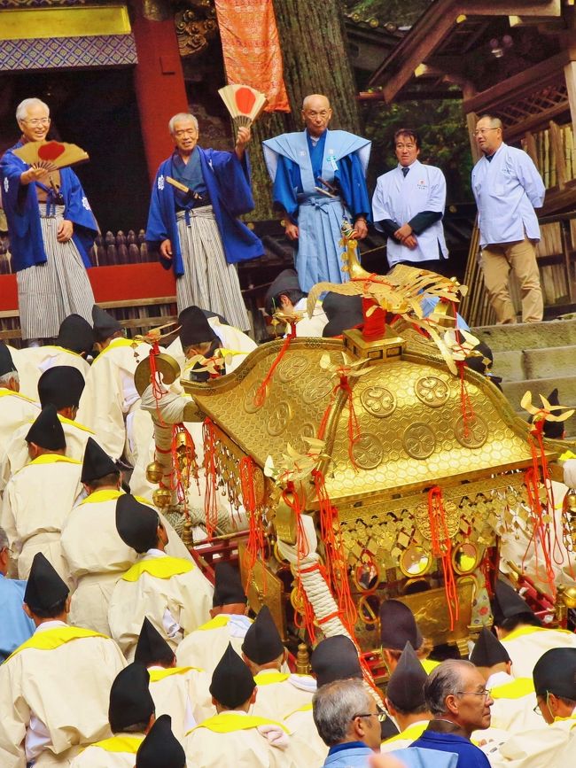 日光東照宮　「百物揃千人武者行列」は必見！勇壮で華麗な例大祭<br />年二回ある大祭の秋は、神事「流鏑馬」奉納、また徳川家康公の神霊を駿府久能山から日光へ改葬した当時の行列を再現した、「百物揃（ひゃくものそろえ）千人武者行列」と呼ばれる「渡御祭（とぎょさい）」が行われます。10月17日<br />　11：00〜　渡御（東照宮→表参道→御旅所）12：00〜　御旅所祭（三品立七十五膳、八乙女の舞、東遊の舞）13：00〜　還御（御旅所→表参道→東照宮）場所：表参道ほか<br />（　http://www.tochigiji.or.jp/spot/1506/print.html　より引用）<br /><br />日光東照宮　については・・<br />http://www.toshogu.jp/400th/index.html<br /><br />日光東照宮：千人武者行列　５３種の装束、勇壮な時代絵巻<br />徳川家康四百回忌を記念する日光東照宮４００年式年秋季奉祝大祭のハイライト「百物揃千人武者行列」が１７日、栃木県日光市山内で繰り広げられ、アフリカ１４カ国の大使をはじめ多くの観光客らが勇壮な時代絵巻に見入った。<br />　千人武者行列は、徳川家康を静岡・久能山から日光へ改葬した際の行列を再現したもの。騎馬やよろい武者、鉄砲・やり持ちなど５３種の装束を着た約８００人が、東照宮の神輿舎前から御旅所までの約１キロを厳かに練り歩いた。【毎日新聞】<br /><br />日光東照宮で千人武者行列　色鮮やかな装束が輝く<br />　栃木県日光市の日光東照宮で１７日、江戸時代から続く恒例行事「百物揃（ひゃくものぞろえ）千人武者行列」が行われた。徳川家康の四百回忌を記念する秋季奉祝大祭の行事の一つ。<br /> 家康を祭ったみこしを中心に、よろいかぶと姿の武者や鉄砲持ちの格好をした市民や神職ら約８００人が東照宮を出発、約１キロを練り歩いた。<br /> 武者行列は、１６１６（元和２）年に亡くなった家康の遺言に従い、翌１７年に久能山（現在の静岡市）から日光に改葬した際の行列を再現している。毎年春と秋に披露されている。 　（共同）<br />（http://www.nikkansports.com/general/news/1553946.html　より引用）<br />