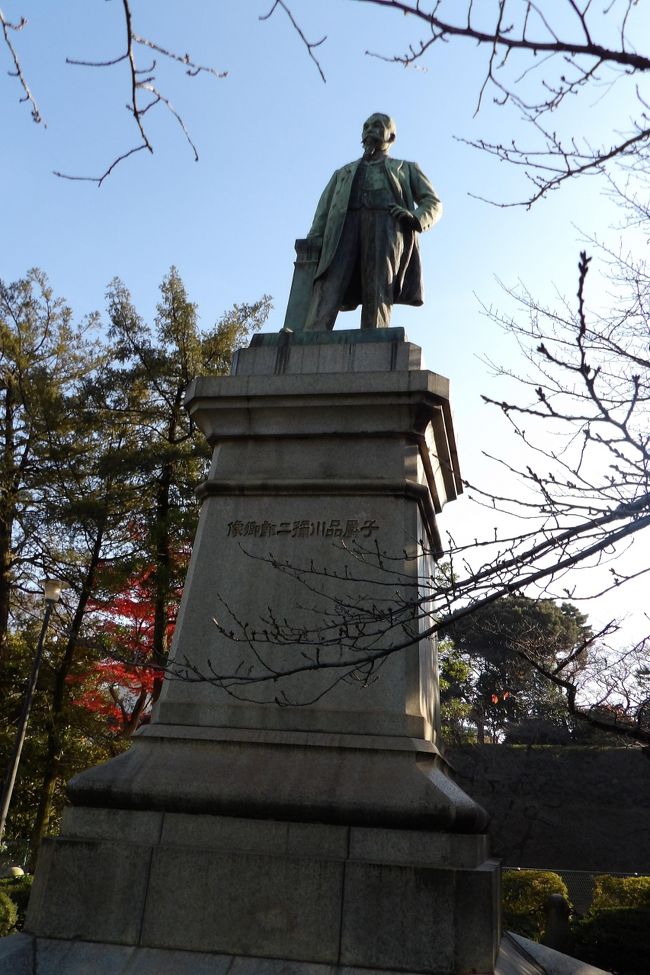 靖国通りの千鳥が渕のお堀端(九段坂公園内)には子爵品川弥二郎御像が建っている。この像は高村光雲が監督し、原型作者は木山白雲、鋳造者は平塚駒次郎、建設者は西郷従道他2845名であるが、建設年(1907年か?)月日は不明とされる。この銅像の台座は辰野金吾作とされる。高村光雲、西郷従道、辰野金吾と当時のビックネームが出てくる。 品川弥二郎(天保14年(1843年)〜明治33年(1900年))は、元長州藩士であり、吉田松陰が主宰した松下村塾の門下生であった。明治維新後は政治家になり、内務大書記官や内務少輔、農商務大輔、駐独公使、宮内省御料局長、枢密顧問官などを歴任した。明治17年(1884年)、維新の功により子爵を授けられた。明治33年(1900年)、インフルエンザから肺炎を併発して死去し、勲一等旭日大綬章が贈られた。 御影石の立派な台座が東京駅の設計者である建築家・辰野金吾の作だというのも実感できる。(表紙写真は子爵品川弥二郎御像)