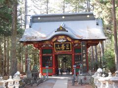 三峰神社にご参詣。紅葉はまばらだったが、境内は参詣者で満開！