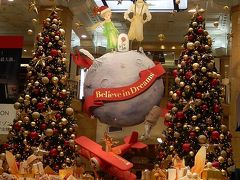黄昏時にクリスマスシーズンの日本橋&#12316;東京駅間を歩く