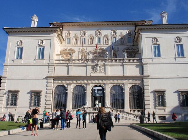 ローマ市内の宮殿美術館（ボルゲーゼ美術館）でカラバッジョ、ラファエロやベルニーニの迫力ある絵画、彫刻を堪能！！とくにベルニーニの彫刻はリアル過ぎて圧巻である。実物を見れて大満足の2時間でした。<br /><br />１．2015年11月　ローマ旅行で、ボルゲーゼ美術館を訪問・鑑賞した。<br /><br />２．2010年１～4月の「ボルゲーゼ美術館展　ラファエロ一角獣を抱く貴婦人」を、都美術館で鑑賞した。<br /><br />＃名門貴族であったボルゲーゼ家歴代のコレクションで知られており、世界に名だたるルネサンス・バロック美術の宝庫です。<br />＊広大なボルゲーゼ公園の中にあるボルゲーゼ美術館の所蔵品は、17世の紀大パトロンであり、教皇パウルス５世の甥でもあったシピオーネ・ボルゲーゼ枢機卿のコレクションが核となっている。