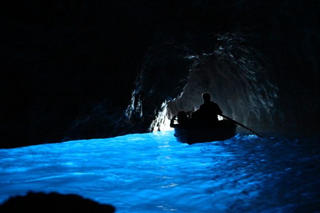 2015年11月8日<br /><br />今日の予定はカプリ島とアマルフィ海岸のドライブ。<br />どちらも行ってみたかった場所です(^o^)<br /><br />まずは青の洞窟とカプリ島散策編。<br /><br />カプリ島のメインは念願の青の洞窟☆<br />でも、お天気と波の高さで入洞出来るかどうかは分からない。<br />11月の入洞率は３５%と、ハイシーズンの半分以下...。<br /><br />でも...<br />晴れ女パワー炸裂～♪<br />波まで穏やかにしてしまいました(^o^)<br /><br />美しすぎる青の洞窟に感動した後は、マリーナ・グランデで自由行動。<br />街歩きを楽しみました。<br />その後、バスに乗ってカプリ地区で絶景を眺めながらランチを頂きました。<br /><br />【ツアー】<br />LOOK JTB 添乗員がご案内する南イタリアとシチリア島周遊紀行8（6泊8日）<br /><br /><br />【旅行日程】<br />11/7　ナポリへ出発編<br />　　　　　http://4travel.jp/travelogue/11083804<br />11/8　午前　青の洞窟とカプリ島散策編<br />　　　　　http://4travel.jp/travelogue/11084271<br />　　　午後　アマルフィ海岸ドライブ編<br />　　　　　http://4travel.jp/travelogue/11085600<br />　　　夜　　ナポリの地下鉄とナポリピザ編<br />　　　　　http://4travel.jp/travelogue/11086719<br />11/9  午前　ポンペイ遺跡観光編<br />　　　　　http://4travel.jp/travelogue/11087673<br />　　　午後　マテーラ観光編<br />　　　　　http://4travel.jp/travelogue/11090049<br />     　　　 夜　　アルベロベッロ夜のお散歩編<br />　　　　　http://4travel.jp/travelogue/11090992<br />11/10 午前　アルベロベッロ散策編<br />　　　　　http://4travel.jp/travelogue/11092640<br />      　　　 午後　タオルミーナまでの移動と夜のお散歩編<br />　　　　　http://4travel.jp/travelogue/11095835<br />11/11 午前　タオルミーナ朝のお散歩編<br />　　　　　http://4travel.jp/travelogue/11098637<br />　　　午後　チェファルー観光編<br />　　　　　http://4travel.jp/travelogue/11103871<br />11/12 午前　パレルモかけ足観光編<br />　　　　　http://4travel.jp/travelogue/11104685<br />　　　午後　アグリジェントの遺跡めぐり編<br />　　　　　http://4travel.jp/travelogue/11106694<br />11/12 夜　　パレルモの夕食～帰国編<br />　　　　　http://4travel.jp/travelogue/11108851<br /><br />