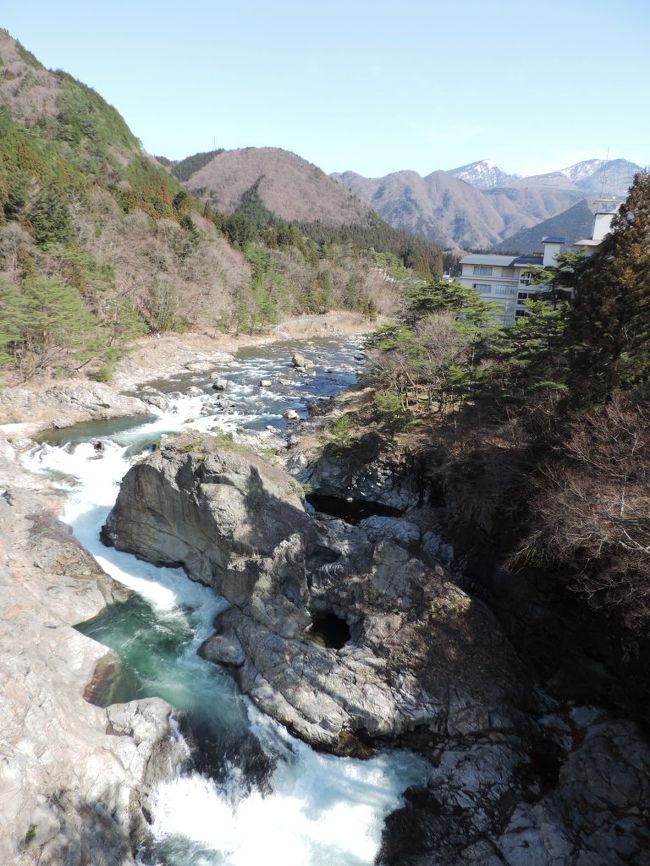 栃木県北西部、日光市の鬼怒川沿いに広がる鬼怒川温泉を訪れました。江戸時代の日光社寺詣の大名僧侶のご用達温泉として開け、近代は箱根や熱海と並んで「東京の奥座敷」として大型ホテル・旅館を擁した温泉地です。<br />★鬼怒川沿いの老舗ホテル、鬼怒川温泉ホテルにて温泉とディナービュッフェ。<br />★鬼怒川沿いと近郊の龍王峡を散策。