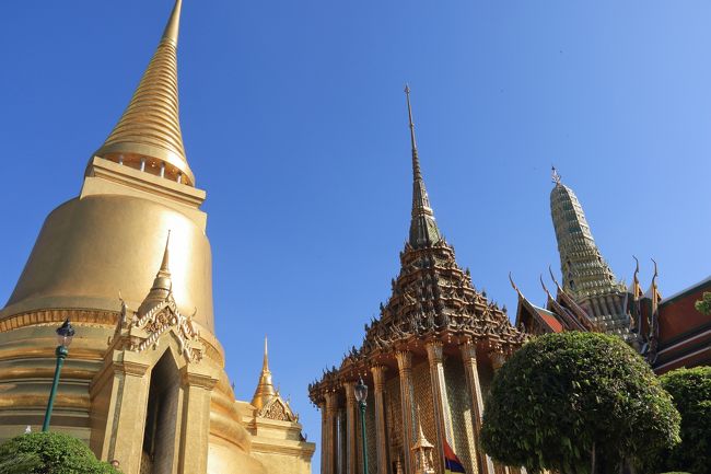 年に１度のタイのお祭り、ロイクラトン祭りに行ってきました。<br />タイで最も美しい灯篭流しは、最初の都スコータイで始まり、陰暦１２月の満月の夜に、バナナの葉で作った灯篭をローソクや線香、花で美しく飾り、月の映える水面に流し、水の精霊への感謝と罪や汚れを水に流し魂を清めるそうです。<br />また、コムローイと呼ばれる紙製のランタンを空へと放つイーペン祭りも行われます。<br />現在は、タイ全域で行われるそうですが、チェンマイのイーペンランナーインターナショナルが有名で、今年は１１月２５日に行われ、仏教儀式ではありますが、幻想的な光景は素晴らしいの一言です。<br />そして、タイの歴史に欠かせないスコータイ王朝、アユタヤ王朝、トンブリー王朝、チャクリー王朝の都を巡ってきました。<br /><br />１週間のスケジュールです。<br /><br />１日目　関西空港11：00発ーＴＧ623便→15：45着バンコック～バンコック【泊】<br />２日目　バンコック市内観光～アユタヤ遺跡観光～アユタヤ【泊】<br />３日目　アユタヤ～スコータイ（スコータイナイト）～ピサヌローク【泊】<br />４日目　ピサヌロースコータイ遺跡～チェンマイ【泊】<br />５日目　エレファントキャンプ～イーペンランナーインターナショナル～チェンマイ【泊】<br />６日目　チェンマイ市内観光～チェンマイ15:20発ーＴＧ111便→バンコック16:30着～バンコック23:15発ーTG622便→<br />７日目　関西空港06:25着<br /><br />№１は、日本～バンコックを紹介させていただきます。<br />１日目　11月21日（土）<br />関西空港11：00発ー（ＴＧ623便）→15：45着バンコック～ホテル17：30頃着<br /><br />２日目　11月22日（日）<br />ホテル08：10発～バンコック市内観光【ワット・プラケオ（エメラルド寺院）＆王宮、ワット・アルン（暁の寺）、ワット・ポー（涅槃寺院）】～アユタヤ15：00頃着<br /><br />№２は、アユタヤを紹介させていただきます。続きを是非ご覧ください。