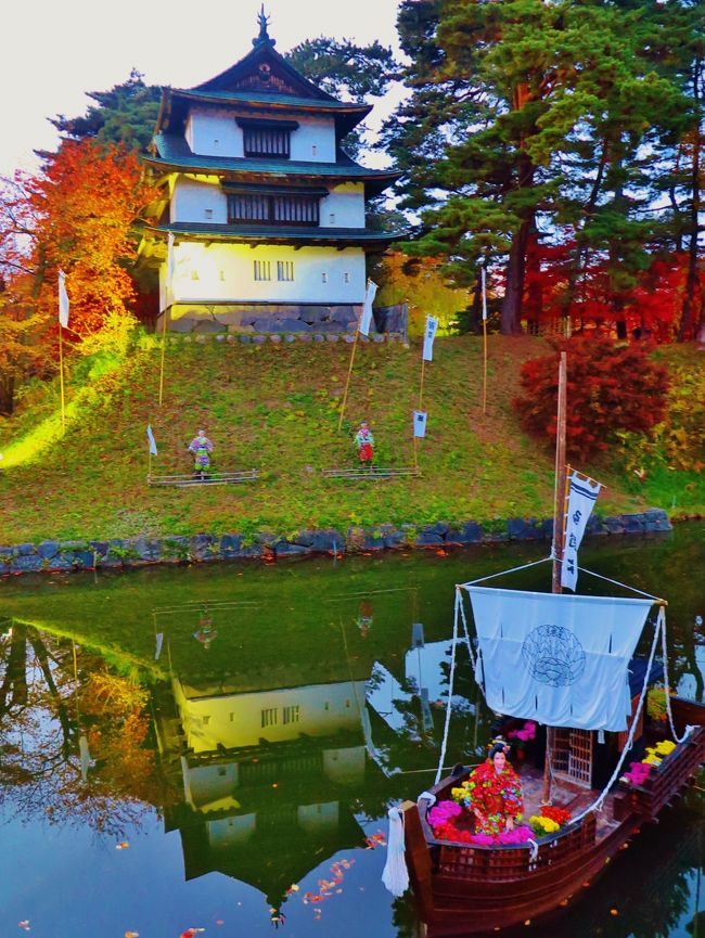 弘前城菊と紅葉まつりは、青森県弘前市で開催される弘前四大まつりのひとつである秋祭り。<br />弘前市により所有・管理されている弘前公園内の弘前城植物園で開催され菊や約1,000本の楓を中心に園内を彩る。<br /><br />毎年10月中旬から11月上旬に開催。その年のNHK大河ドラマをテーマとした菊人形の舞台や、菊の岩木山、菊の五重塔などが植物園内を彩る。ほかにも、菊で動物をかたどった「トピアリー」、市民菊花展、ステージイベント、ミニSL運行などが行われる。<br />2002年（平成14年） - 名称を「弘前城もみじと菊人形」から「弘前城菊と紅葉まつり」に変更。<br />（フリー百科事典『ウィキペディア（Wikipedia）』より引用）<br /><br />弘前城植物園　については・・<br />http://www.hirosakipark.or.jp/plant/index.html<br />