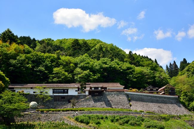 江戸時代から弁柄（ベンガラ）の生産で栄えた「吹屋」への旅も後半戦へ。<br /><br />ここからは、重要伝統的建造物群保存地区に指定されている吹屋の町並みに加え、明治時代に建てられた木造校舎や閉山となった銅山の坑道、そして山腹に石垣を積み上げたお城のようなお屋敷など、広範囲に残されている「吹屋ふるさと村」のスポットを順番に巡ってゆきます☆<br /><br />ここ「吹屋」はアクセス面がけっこう難儀なので、行きたいな～と思いつつこれまでなかなか実行できなかったのですが、今回思い切って訪れてみて、ベンガラによってもたらされた往時の繁栄ぶりを示す遺産たちが、ひっそりとですが今も確実にこの山間の地に根付いていることがよ～く分かりました。<br /><br />正直、ここまでのものが残されているとは………今回ばかりは（いい意味で）完全に期待を裏切られましたねぇ｡｡｡<br /><br />【 旅の行程 】<br />・吹屋小学校 ～ 吹屋・重伝建地区の町並み ～ ベンガラ館 ～ 笹畝坑道 ～ 広兼邸<br /><br />【 2015・GWぶら～り周遊記・岡山縦断編 】<br />・旅行記その１ ～ベンガラが語りかける繁栄の記憶　吹屋・重要伝統的建造物群保存地区を<br />　歩く①～<br />　（岡山県高梁市）： http://4travel.jp/travelogue/11073666<br />・旅行記その２ ～ベンガラが語りかける繁栄の記憶　吹屋・重要伝統的建造物群保存地区を<br />　歩く②～<br />　（岡山県高梁市）： ≪この旅行記≫<br />・旅行記その３ ～今も天守が残る日本一高い山城・備中松山城登城記～<br />　（岡山県高梁市）： http://4travel.jp/travelogue/11088259<br />・旅行記その４ ～旅のフィナーレに、夕闇に包み込まれた幻想的な倉敷美観地区を歩く～<br />　（岡山県倉敷市）： http://4travel.jp/travelogue/11089459<br /><br /><br />【 2015・GWぶら～り周遊記・姫路編 】<br />・旅行記その１ ～新緑薫る“西の比叡山” 書写山圓教寺をゆく～<br />　（兵庫県姫路市）： http://4travel.jp/travelogue/11015611<br />・旅行記その２ ～威風堂々と聳える白鷺の天守閣・姫路城登城記～<br />　（兵庫県姫路市）： http://4travel.jp/travelogue/11033814<br /><br />【 2015・GWぶら～り周遊記・鳥取横断編 】<br />・旅行記その１ ～時が止まった宿場町 因幡街道・智頭宿を歩く～<br />　（鳥取県智頭町）： http://4travel.jp/travelogue/11036326<br />・旅行記その２ ～日本一の“スナバ”鳥取砂丘 ＆ 瀟洒な白亜の洋館・仁風閣へ～<br />　（鳥取県鳥取市）： http://4travel.jp/travelogue/11037617<br />・旅行記その３ ～因幡国の歴史の断片を追って・・・鳥取城跡登城記 ＆ 古の万葉の故郷へ～<br />　（鳥取県鳥取市）： http://4travel.jp/travelogue/11041734<br />・旅行記その４ ～（ちょっと慌ただしく）三徳山三佛寺拝観 → 開湯850年の三朝温泉そぞろ歩き → 重伝建地区・倉吉白壁土蔵群巡り～<br />　（鳥取県三朝町・倉吉市）： http://4travel.jp/travelogue/11058283<br />・旅行記その５ ～霊峰・大山の内懐へと入り込み、修験道の聖地に残る社寺を巡る～<br />　（鳥取県大山町）： http://4travel.jp/travelogue/11070751