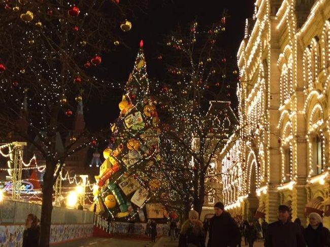 今日は、三泊したサンクトペテルブルクを離れ、またＳ７航空でモスクワに飛ぶ。<br />Ｓ７０４０便は、１４：２５発なので、午前中はまだサンクトペテルブルクの街歩きをしましょう。<br />そうして、着いたモスクワ、写真の通り、赤の広場のクリスマスのイルミネーションが美しくてびっくり、うっとり。冬は夜が長いけど、夜景を楽しむには最適な時期です。