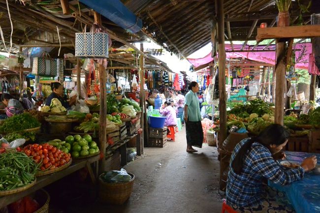 ミャンマーに引っ越してきてからの念願かなって、カンボジアのアンコール・ワット、インドネシアのボロブドゥールとともに、世界三大仏教遺跡のひとつと言われるバガンの遺跡群を巡りに行ってきました。<br /><br />その６は、Nyaung U Market（ニャウンウーの市）<br />いくつかのパゴダを見た後、ニャウンウー・マーケットに行きたいと貸切タクシーの運転手さんに言うと、『マーケット？？』と２度ほど確認されました。もっと見るべきパゴダがいっぱいあるのに、ここでマーケットというのは意外だったようです（笑）事前に行ったことのある友達から聞いていた通りヤンゴンにある市と同じく、街の人たちが食材や日用品を買いにくるマーケットでした。<br />