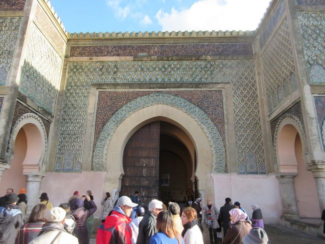 2015年1月29日から11日間、某・アイ・エスの「魅惑のモロッコ周遊11日間」に参加してモロッコを旅した。当初、同様のコースで某物語の10日間コースを予定していたが、シャウエンやメルズーガにも泊まれるので当コースを選んだ。<br />ツアー参加者は夫婦3組、姉妹3組、姉妹+娘、女友達、女子大生各1組、一人参加の男性2名、女性4名の合計25名で、うち女子大生5名が参加していた。添乗員は9年目、40代のＫ沢さんというオシャレで物知りな男性だった。<br />[旅程]<br />1月29・30日　羽田～カサブランカ～ラバト(泊)<br />1月31日　ラバト～ティトゥアン～シェフシャウエン(泊)<br />2月01日　シェフシャウエン～ヴォルビリス～メクネス～フェズ(泊)<br />2月02日　終日フェズ<br />2月03日　フェズ～イフレン～エルフード～メルズーガ(泊)<br />2月04日　メルズーガ～エルフード～トドラ～ワルザザード(泊)<br />2月05日　ワルザザード～アイトベンハッドウ～マラケシュ(泊)<br />2月06日　終日マラケシュ<br />2月07・08日　マラケシュ～カサブランカ～羽田<br />