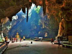 タイ　ペッチャブリーで神秘の洞窟寺院カオルアンを歩く　オッサンネコの一人旅