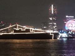 横浜港をディナークルーズ船で巡る、「いずも」と横浜港の夜景