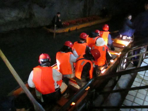 桂林市の南29キロ離れた草坪郷の漓江の畔にある冠岩鍾乳洞・冠岩風景区は冠岩の地下にある地底世界探険へ案内をしてくれます。山の形が帝王の紫金の冠に似ているので冠岩と命名されました。鍾乳洞の遊覧は最初にローラーコースター（電動観光滑道）に乗ります。２人乗りの電動トロッコで自分で運転してレールの上を進みます。３ｋｍ程で漓江の山並みと田園風景を楽しみながら終点は洞窟の中です。次は鍾乳洞の中を歩いて進みます。遊歩道に成っていてライトアップもされています。次は地底の河をイッツザスモールワールドのように小型の船に乗りながら暗い洞窟を１ｋｍ程進みます。次は列車に乗ります。ライトアップされた洞窟のトンネルを進んで行きます。また少し歩くとなんと洞窟の中に高さ３０ｍの観光エレベターで一気に上に昇り山腹の出口に到着。いろいろな乗り物に乗れて楽しく、楽に鍾乳洞観光が出来ます。