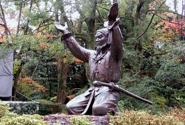 2015秋、厳島神社と出雲大社(16/17)：出雲大社(6)：大国主命像、神馬、懸崖菊