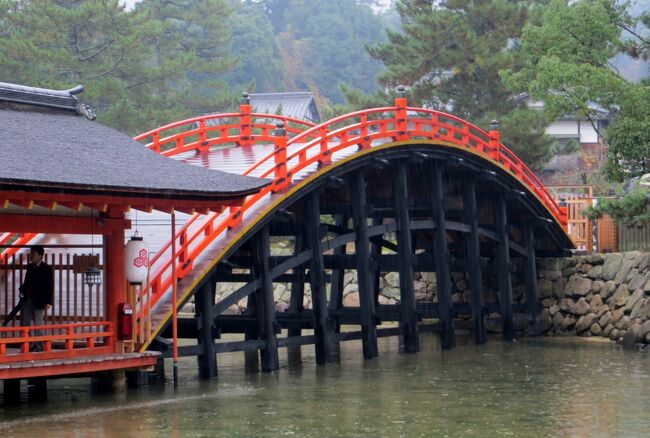 世界文化遺産の厳島神社の紹介です。厳島神社の建造物は、『1件6棟』として『本社本殿、幣殿、拝殿など)』、『本社祓殿』、『摂社客神社本殿、幣殿、拝殿など』、『摂社客神社祓殿』、『廻廊東廻廊』、『廻廊西廻廊』が国宝に指定されています。