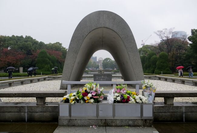 広島平和記念公園の中にある、慰霊施設などの紹介です。原爆の子の像、平和の灯(ともしび)、原爆慰霊碑や原爆資料館(正式名：広島平和記念資料館)等です。因みに、2014年度(平成26年度)の入場者数は131万人(累計6583万人)、そのうち外国人は23万人(いずれも端数切捨)でした。