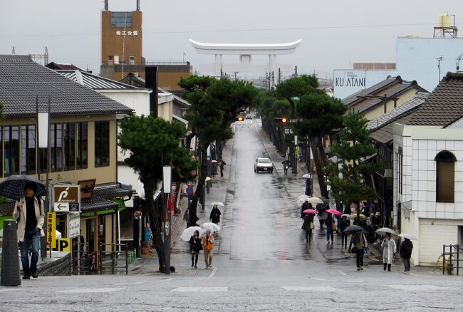 出雲大社の紹介です。今日のお昼は、地元の名物『出雲そば』を美味しく戴きました。出雲名物には、今日の『歌舞伎』の元になった『阿国歌舞伎』もあります。日本の伝統芸能の『歌舞伎』と、中国の伝統芸能の『昆劇』、『京劇』とは類似点が多くありますので、少し紹介しました。