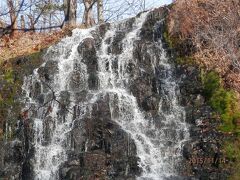 14土曜3日目2午前知床の滝と雪の吹きだまり防御壁工事