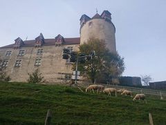 色づいたブドウ畑を通って、グリュイエール城へ【スイス情報.com】