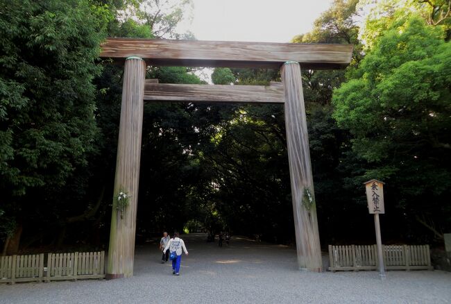 三種の神器の内の一つ、草薙の剣が御神体として伝えられる、熱田神宮の紹介です。旧社格は官幣大社、現在は神社本庁の別表神社です。宮中の四方拝で遥拝される一社とされます。