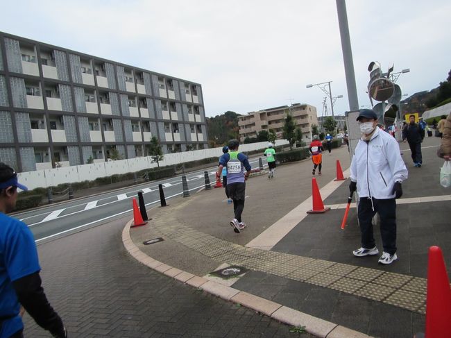 今年も残すところあと僅か、フルマラソン走り納めの袋井クラウンメロンマラソンに出かけてきた。去年は総合順位が５０で割り切れる順位だったのでクラウンメロンを景品にもらえたので、あわよくば今年も景品ゲット！といきたいところだ。<br /><br />10:51 藤沢−小田原 4823Y<br />１２月も中旬なので、青春１８きっぷを利用して移動する。今年は基本的に向こうで観光するつもりはなかったので、朝食その他の家事を済ませてゆっくりした出発。グリーン車に乗車するが、グリーン券は湯河原まで購入して５０ｋｍ以内に抑える。湯河原−熱海間の一区間は普通車に移動する予定。我々がホームに降りてこようとしたら、一つ前の列車のドアにオバちゃんが荷物挟んで無理矢理乗り込もうとしたせいで、赤いランプが付いて緊急停車してた。故意に物はさんでるんだから、駅員室までしょっ引いてしまえばいいのに、と思ったりする。<br /><br />11:20 小田原−熱海 1851E<br />小田原からはさっき藤沢駅で緊急停車してた列車に乗り移る。この列車が遅れた影響で我々が乗車した小田原どまりの列車まで遅れてしまい、乗り換えがギリギリになる。<br /><br />11:48 熱海−三島 1435M<br />熱海ではホームを移動して沼津止まりの列車に乗車。意外とたくさん人が乗ってくる。三島で下車。いったん改札を出て、伊豆箱根鉄道の改札口に回る。今時、ＩＣ乗車券が使えないので、現金で乗車券を購入することになる。現金入れて電車の乗車券を購入したのって、いつ以来だろう。。。<br /><br />12:13 三島−三島広小路 55<br />三島駅を発車後、しばらく急な左カーブが続くが、直前にＪＲ線から入線してきた＜踊り子＞が通り過ぎていったので、２０ｍ級車輌でも通過できるんだろうな。三島から一駅の三島広小路駅で下車。源兵衛川沿いにある、dilettante cafe （ディレッタント カフェ）というイタリア料理店でお昼ご飯にしようと思い入店するも、残念ながら予約で一杯。テーブル数がそんなに多くないので時間通りに食事がしたければ予約は必須のようだ。<br /><br />ディレッタント カフェの店員さんに勧められた、同じ建物３階にあるギャラリー併設のカフェも１３時にならないと開店しないので、仕方なく元来た道を引き返すと、三島広小路駅前の交差点のところにある、「セルコバーガー」が目に入る。テイクアウトのお客が何人かいるようだが、どうやら店内に入って食べることもできそう。ということで、久々にハンバーガーを食べることにする。ベーコンチーズバーガーがおすすめ、とのことだったので、それとポテトをセットで注文。しっかりしたバンズにジューシーなビーフパティと新鮮な野菜が挟まってて、これはそこいらのファーストフード店では到底味わえない美味しさですわ。フライドポテトもサクサクでおいしい。セット価格で大体１０００円くらいだが、ちゃんとした食べ物を口にしようと思ったら、それくらいの値段はするよなあと思ったりする。<br /><br />三島広小路駅の時刻表を確認したらまだ次の列車には間があるみたいだったので、その辺りをちょっとぶらついてみる。三島広小路駅のすぐ脇を源兵衛川という小川が流れてて、ＴＢＳドラマ「ごめんね青春！」のロケ地となったこともあり、わりと人気のスポットらしい。さっき伺ったディレッタントカフェのそばからも川べりに下りていけそうだったのだが、駅前の踏切渡ってすぐのところにある三石神社の境内から川辺に下りてみる。おお、なかなか綺麗なせせらぎ。富士山の伏流水ってやつなんだろうか、と思ったりする。<br /><br />13:20 三島広小路−三島 62<br />三島まで一駅区間だけ乗車。わりと乗客が多い。ＪＲ乗り換えに乗客が殺到してどうなることかと思ったが、乗客の絶対数が少ないので客観的にはたいしたことなかったのかも。<br /><br />13:29 三島−興津 783M<br />三島始発の列車に乗車。トイレの設備が付いてない、っていうのを車掌がアナウンスで強調してた。静岡止まりだからトイレ要らないっていう判断なんだろうか。列車に乗ってた間はポカポカしてたのだが、途中から曇ってきてちょっと寒くなる。始発列車に乗車したいので興津で下車。<br /><br />14:23 興津−掛川 785M<br />３番ホームから乗車。静岡方面からやってきた列車がすぐに折り返しで浜松行きの列車にかわるので、ホーム上はわりと慌ただしい。静岡を過ぎると、なんとなく明日の大会の参加者？と思しき風体の乗客も増えてくる。約１時間２０分程度で掛川に到着。駅から歩いて３、４分のところにある「東横イン掛川駅新幹線南口」にチェックイン。築年数が若いのか、ＩＣカード式のルームキーを渡される。今回はセミダブルの部屋だが、まあ、客室内のスペースにわりと余裕があるので、特段不満はない。<br /><br />１７時過ぎになったら夕飯に出かけようということにしたのだが、茶そばを食べようと思っていた「ふじの坊・喜膳」が、あからさまに居酒屋で全席喫煙のお店だったので、回避して他の良さそうなお店を検索してみるも、なかなかこれといったお店がない（というか、掛川駅近くで禁煙の食べ物屋さんがほぼない）。<br /><br />ということで、妥協して掛川駅ビルにある、カフェ・ド・ラーフ（cafe de laugh）に入店。浜松駅のウナギ弁当で有名な自笑亭がやってる軽食のお店だそうで、最初にレジで注文、料金を払って料理が出てくるスタイル。お店の中も殺風景だったが仕方ない。私はあんまり刺激が強いものを食べると良くないと思い、ハヤシライスを注文、妻はカレーライスを注文。まあ、リーズナブルなお値段ではある。出された料理は思ったよりも手が込んでる感じがして、なかなかのお味。コストパフォーマンス的にはそれなりに満足できる料理だったかも。しかし、あまり広くもない店内で大きなしゃべり声で馬鹿話してたおばさん連中にはつくづく閉口する。もうちょっと静かにお話できんのか。<br /><br />１０時過ぎに就寝。途中で目も覚めずわりとよく眠れた。６時前に起床。足裏のテーピングなど、ある程度走る格好して着替えを済ませる。朝食は６時半からだが、マラソン参加者できっと行列ができることだろうとおもい、５分ほど早めにロビーに降りて来たら、案の定すでに大勢の宿泊客が朝食を食べ始めていた。とりあえず座席を確保してから列に並ぶが、皆さんお行儀が良いので混乱はなく自分の食べたい分にありつける。炊飯器に入った普通の白米も準備されていたが、今回はおにぎり（明太子、野沢菜）をチョイス、もやし炒めなどもあったので、お味噌汁と一緒に頂く。まあ、おいしい（普段、塩分少なめの食事を心がけているので、塩分が効いていることもあるんだろうが）。<br /><br />07:10 掛川−愛野 913M<br />朝食後、直接掛川駅に向かう。妻に見送られつつ、掛川駅で青春１８きっぷに２回目のスタンパーを押してもらい改札内に。一駅だが席が空いてたので、遠慮せずに着席。４、５分で到着。<br /><br />愛野駅に到着したらパラパラ雨が降ってきた。わりと冷たい雨だな。ＥＣＯＰＡ横のアリーナで着替え＆荷物預け。８時４０分にラインナップ開始ということなので時間通りにスタジアムの方に移動したんだが、わりとご来賓の方々の祝辞が長くてちょっと寒い。いろいろマラソンの大会に参加させてもらっているが、開会式の際に国歌演奏と地元選出の国会議員の挨拶まで丁寧にやるところって逆に珍しいかもしれんな。<br /><br />９時１０分にスタート。前回は、１０ｋｍまでのアップダウンで既に疲労してしまった感があるので、中間地点の油山寺近くまではあんまり無理しないで抑えめに走ることを心がける。なんとなく肩の力も抜けていて、良い感触で走れてる感があるな。アップダウンがあるのでペースは一定ではないものの、誰かの後ろに無理について行くことはせず、あくまでキロ５分を大きく超えない程度という、わりとざっくりした目安。<br /><br />中間地点のトイレ休憩まで含めて予定通り（ちなみに去年の旅行記を見直してみたら、意識的にペースを抑えていたにもかかわらず、タイム的には３分くらいしか違ってなかった。あら意外）。去年は上り坂のトンネルを抜けた後の田んぼ道で既に歩き始めたので、この辺をけっこう快調に通過していけたのは割と気持ちいい。小学校の手前の上り坂もわりと調子よく通過、左折して集落の中を通る。けっこうリラックスできてて良い感じかも。と、去年は「可睡の杜」というニュータウンの大通りを抜けていったと思ったんだが、今年は裏手側の細い路地を通るルートに変更されており（可睡斎の正面を通らせてあげようという親切心なのか・・・）、こっちのルートがまた、えげつない急な上り坂で、３０ｋｍ直前のそろそろ疲れてきた身体には結構堪える。<br /><br />３０ｋｍのエイドのところまでは頑張ったものの、東名高速道路をくぐったあたりの、なんてことない平らな道路でエネルギー切れ。トボトボ歩いてしまう。３２ｋｍ地点で２時間３４分なので、必死になって走ったら３時間半以内にゴールできるのだが、まあ、今回はわりと良くやったと思うので、ここからは結構気楽に走ることにする。去年は下手したら４時間以内にゴールできないという気持ちがあったので、最後のエイドで提供されるイチゴもほとんど食べることができず、ちょっと残念な思いをしたので、今年はしっかり味わい、走りと歩きを織り交ぜて、なんとか３時間４０分以内にゴール。何人かにゴール前で抜かれていたら、今年もメロンもらえたのになー、と思うとちょっと残念（まあ、これは運次第でしょうが）。<br /><br />後半大失速した大会って、３０キロくらいからどこをどう走ったのか記憶が定かでなくなってることが多いのだが、今回はコースの細々したところまでわりと詳細に覚えているので、体力的にも精神的にも結構余裕を持ってゴールできた実感がある。ゴールしたところでカットしたメロンをいただき、さっそく頬張る。このご褒美のために走ってきたといっても過言ではないような気になる。ところで、カットメロン、もうちょっと奮発してくれてもいいかなー（チラチラ<br /><br />荷物を受け取り、アリーナ１階にある更衣室・シャワー室で着替え。シャワーは既に行列ができていたので今回はなし。着替えのための荷物を出しつつ妻に連絡したら、もう愛野駅に到着してて、結婚式場の前で待ってくれているそうな。はて、結婚式場なんてあったかな？<br /><br />急いで着替えを済ませ、ゴールに向かって上り坂と格闘しているランナーとは逆方向、駅方面に向かう。あ、確かに結婚式場あったわ。妻と無事合流。妻は去年のタイムなども勘案して、私が前を通りかかる頃合いを見計らって愛野駅に到着したそうだが、悪いな、去年よりも随分早めにゴールさせてもらったのだよ。当初は、駅北口にあるハワイアンレストランで昼食、と考えていたのだが、わりと行って帰ってくるのにも時間がかかりそうなので、駅南口の交叉点のところにある、Las Terrazas（ラス テラサス）というカフェレストランに入店、お昼ご飯にする。ポークＢＢＱのランチメニューを注文する。厚切りの豚肉を口に入れると、じんわりと肉汁がしみ出してきてなんとも美味しいのだが、残念ながら走った直後で若干胃腸が弱ってたので完食は自重する。食後のコーヒーはイタリアンローストで、マラソン完走後のふやけた脳みそがシャキッと蘇る苦みと香り。この店にはまた来てみても良いかも、と思ったり。<br /><br />14:31 愛野−静岡 796M<br />愛野駅はホームと駅舎の高低差があるので、改札からホームまでの所要時間が余計にかかってしまい、なんとかやってきた列車に滑り込めた。掛川でわりと下車する人が多かったので二人並んで着席できた。３両編成だが、トイレの設備がないので水分摂取は控えめにする。<br /><br />15:23 静岡−熱海 1460M<br />静岡駅では対面乗り換え。乗車してる人が意外と少なかった上に、熱海までの列車が２＋３両編成だったので余裕で着席できた（逆だと大変なんだろうが）。トイレもついてる列車で一安心だ。<br /><br />16:46 熱海−藤沢 1920E<br />熱海からはＪＲ東日本。辻堂まではグリーン車利用。のんびりリクライニングできるからラク（通路挟んだ隣に座った女の人が大きないびきで熟睡してたのには我々夫婦も苦笑い）。藤沢ＯＰＡの写真屋で注文してた来年の年賀状を受け取って帰る。日曜日の間に用事も済ませてしまえたので仕事が捗った気分だ。<br /><br />というわけで、けっこう記録の出にくいコース（優勝者のタイムが２時間２７分）だったわりに、思いの外身体にダメージもなく、去年よりもだいぶタイムを短縮できました。直前にスポーツ整体に行ったとき指摘された、着地の際に膝から下が前に出すぎる癖を意識的になくすだけで、ずいぶんブレーキの少ない走りができるもんだなあと今更ながら感心してしまいました（その辺りが意識できてなかった、この数ヶ月のレースは一体何だったんだろう、という気もしますが）。来年２月の別府大分毎日マラソンも、３５ｋｍまではひたすら自重、フォームの確認＆リラックスを心がけて走れば、なんとか制限時間内にはゴールできるような気がして、ちょっと気がラクになったのでした。