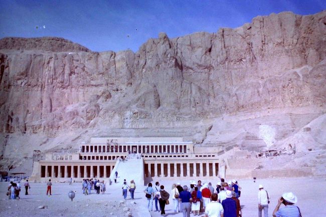 ＜昔の旅行のネガフィルムをデジタル化しました＞<br /><br />エジプト、モロッコ旅行のエジプト編１です。<br /><br />最近のエジプトでは治安に問題もありそうでですが、私が行った当時は全く問題ない時期でした。<br /><br />今回はルクソール西岸の観光です。<br />古代エジプト人にとって、太陽の沈む西方は死者の世界とされていたとのことで、王家の谷など、死後の世界にまつわる建築物が多く点在してました。<br /><br />写真：ハトシェプスト神殿