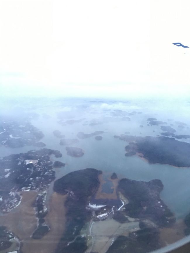 なんと、初夏に行われたFINNAIRと４Traさんのキャンペーンで航空券が当たり行かせて頂きました。<br />一生分の運を搾り出し切った気がします。<br /><br />いつかは行きたかった北欧ですが、まだずっと先になるだろうと思っていたのでうれしい反面、何があるの！？状態でした。<br />リサーチと心の準備（笑）の為に有効期間ギリギリの１２月半ばに行って参りました。<br />４TraのＦＡＱで助言を下さった皆さんありがとうございました！<br /><br />１２月という事で行くならオーロラ見物でしょ！と、思われがちですがあえての近郊散策！<br />見れる保障が無いし。。。見れなかった時一人で何したら？だし。。防寒具の用意が。。。という微妙なチキン具合のプランとなりました。<br /><br />日程<br />＜１日目＞<br />１０時間のフライトを経て夕方着。とりあえずサウナへＧｏ！<br />＜２日目＞<br />ムーミン谷とスパイを求めてタンペレへ<br />＜３日目＞<br />お城が見たい！トゥルクへ<br />＜４日目＞<br />旧市街で中世へトリップ！豪華フェリーに乗ってタリンへ<br />＜５日目＞<br />ヘルシンキをのんびり散策<br />＜６日目＞<br />市内の半日散策そして帰路へ<br /><br />最終は機内箔となり７日目に帰国となりました。<br /><br />※キャンペーンへの対応のため初日のみ先行してアップします。