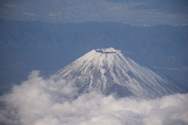 今回は再び羽田空港から関西空港への空の旅をお届けします。搭乗時の天候が異なるので、乗る度<br />に機外の景色は変わります。今回は比較的好天に恵まれ、富士山もはっきり眺めることができました。