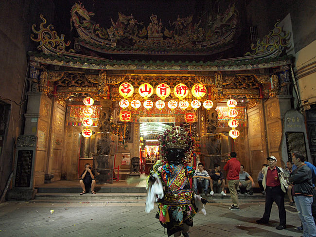 初めての台湾1日目の夜。<br /><br />龍山寺を見た後、ディープな雰囲気の夜市でご飯を食べ、ちょっと怖い裏通りを通ってホテルまで歩きました。